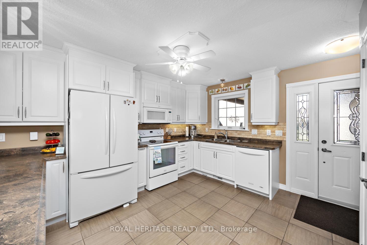 162 - 301 Carnegie Avenue, Peterborough North (University Heights), Ontario  K9L 0G1 - Photo 5 - X12142006