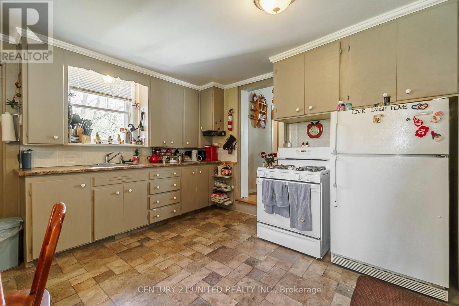 504 Rubidge Street, Peterborough Central (North), Ontario  K9H 4E7 - Photo 4 - X12143068