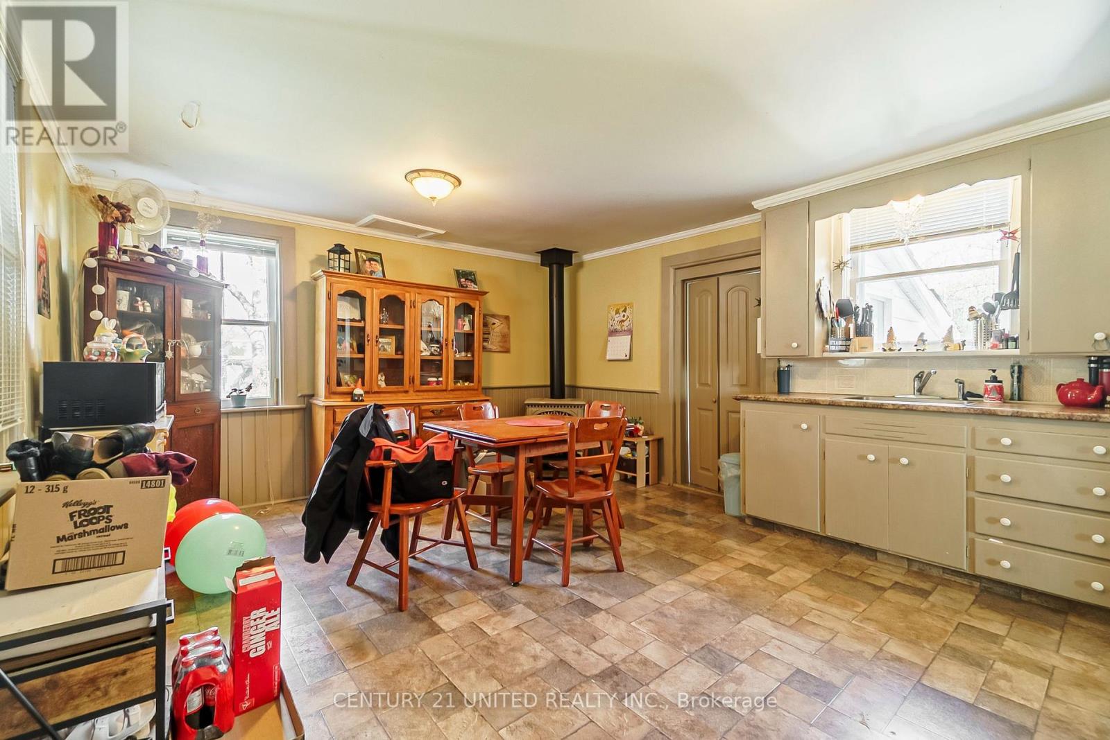 504 Rubidge Street, Peterborough Central (North), Ontario  K9H 4E7 - Photo 5 - X12143068