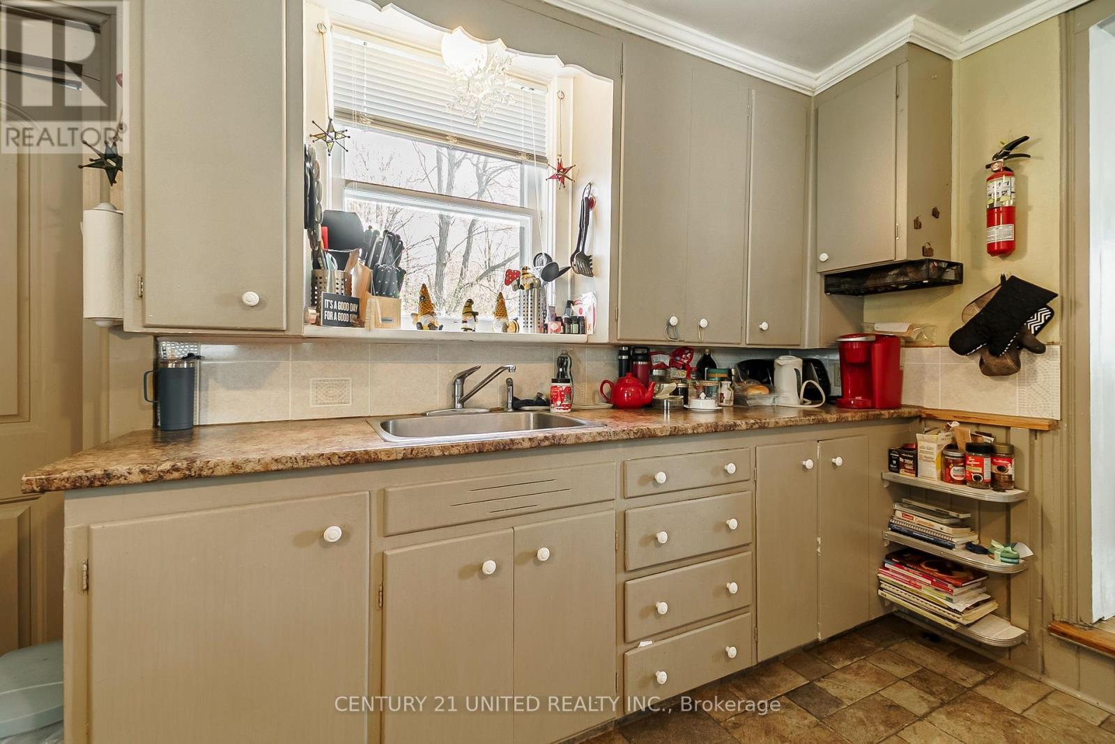 504 Rubidge Street, Peterborough Central (North), Ontario  K9H 4E7 - Photo 6 - X12143068
