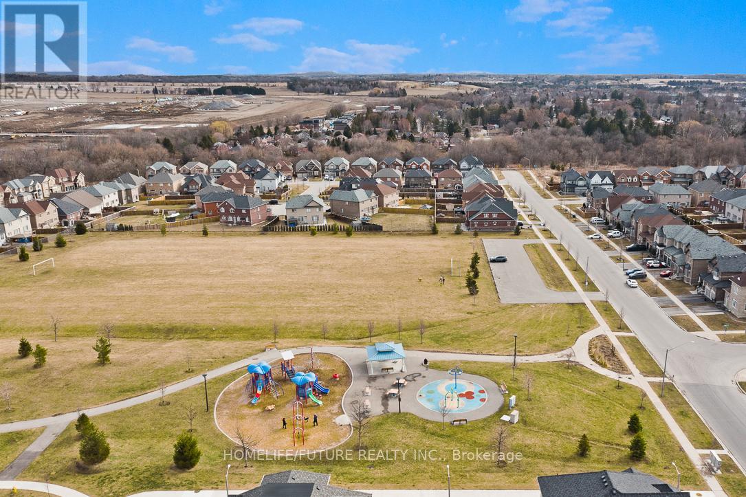 100 Grady Drive, Clarington (Newcastle), Ontario  L1B 0C6 - Photo 4 - E12143113