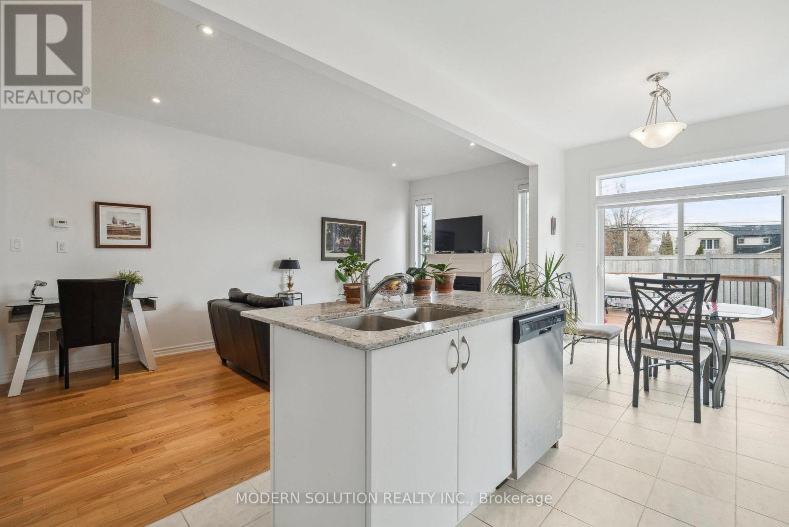 6 Hennessey Crescent, Kawartha Lakes (Lindsay), Ontario  K9V 0P1 - Photo 10 - X12143334