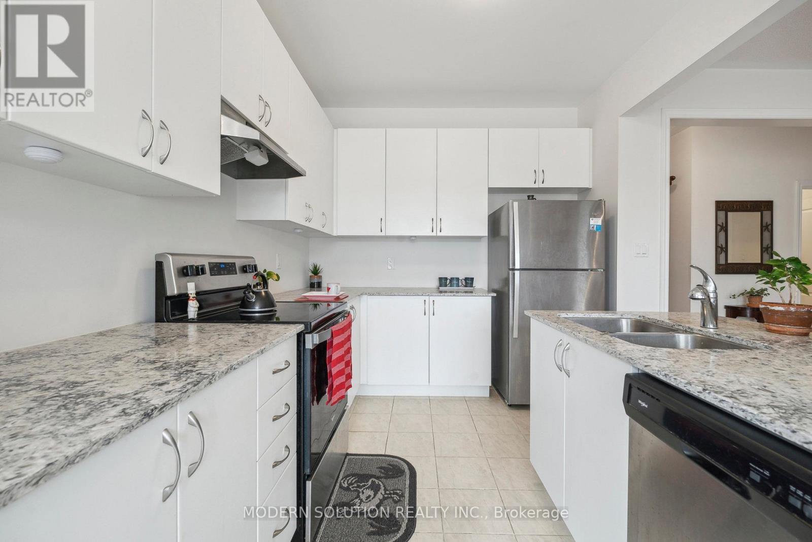 6 Hennessey Crescent, Kawartha Lakes (Lindsay), Ontario  K9V 0P1 - Photo 11 - X12143334
