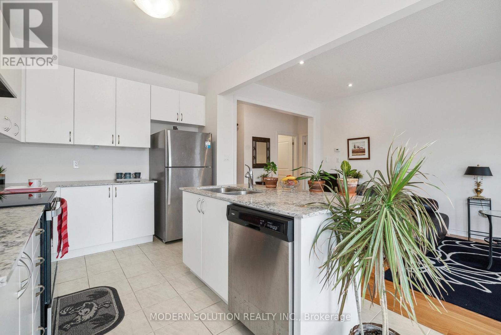 6 Hennessey Crescent, Kawartha Lakes (Lindsay), Ontario  K9V 0P1 - Photo 12 - X12143334