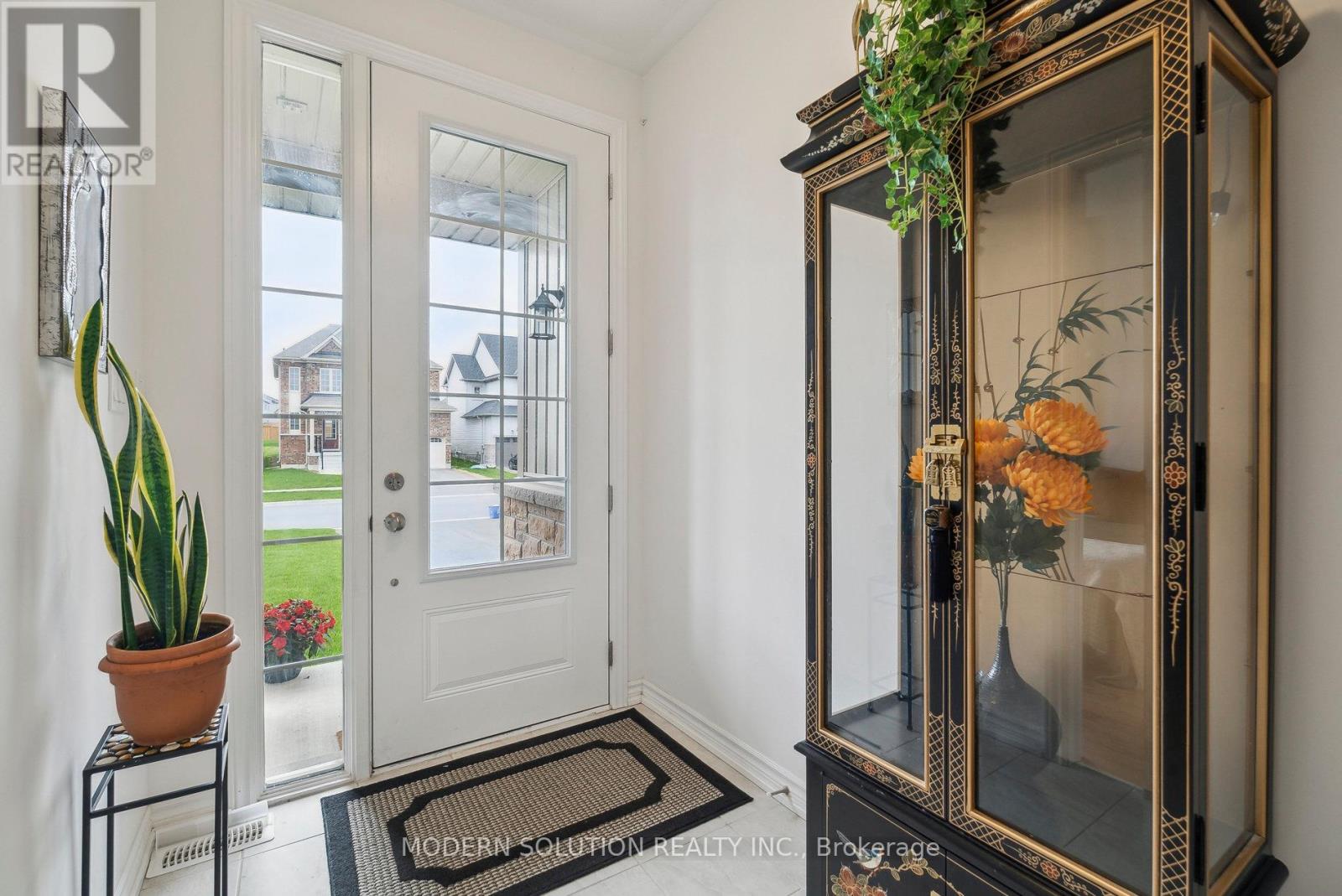 6 Hennessey Crescent, Kawartha Lakes (Lindsay), Ontario  K9V 0P1 - Photo 3 - X12143334