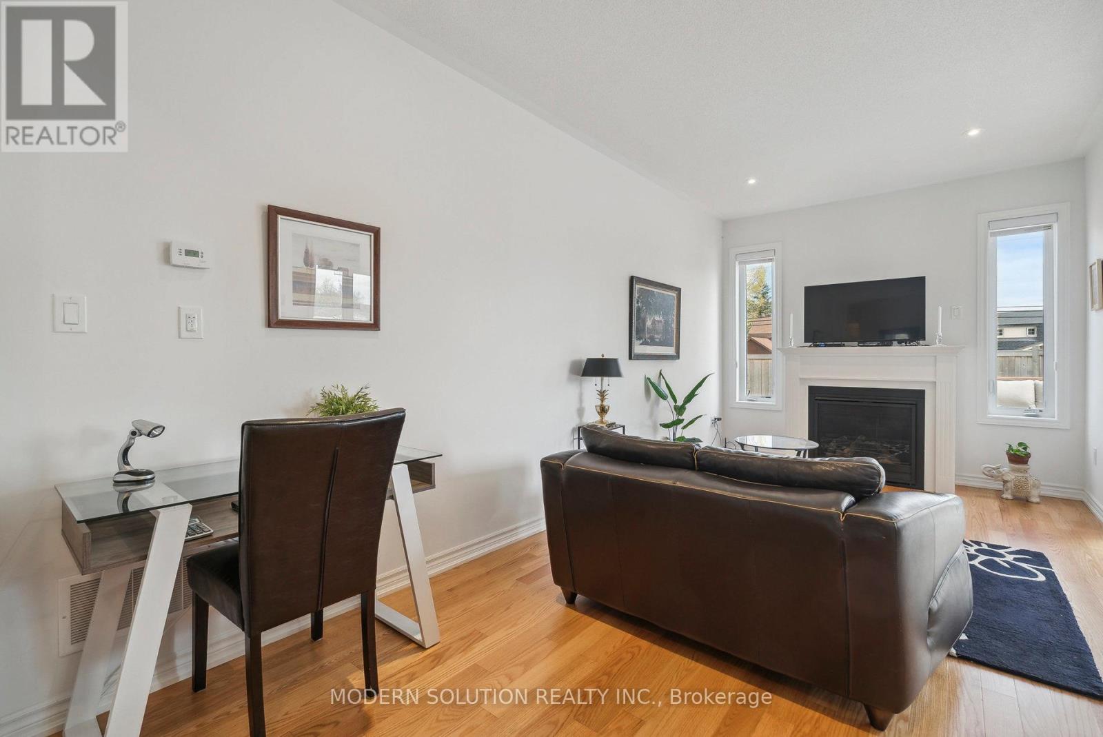 6 Hennessey Crescent, Kawartha Lakes (Lindsay), Ontario  K9V 0P1 - Photo 5 - X12143334