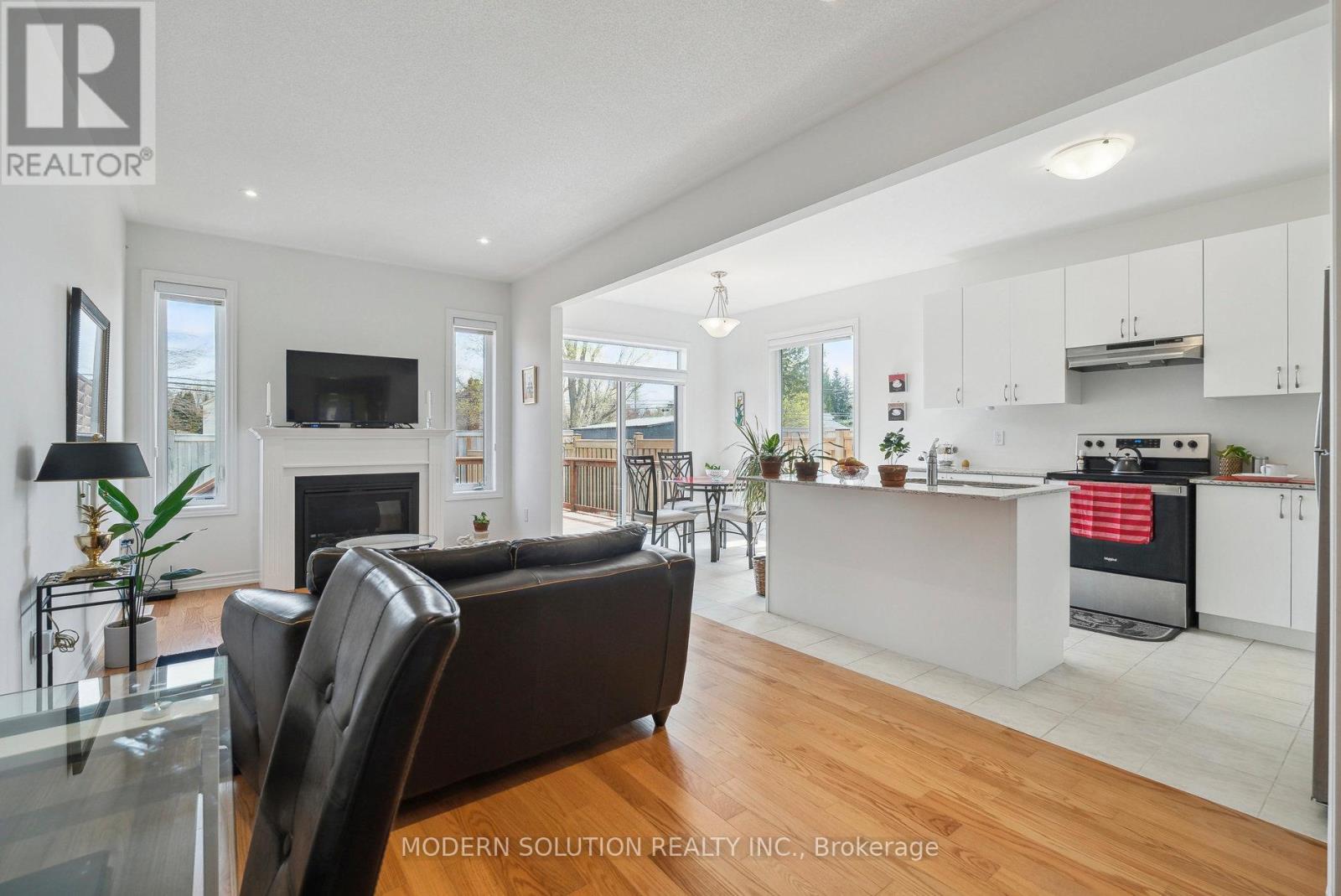 6 Hennessey Crescent, Kawartha Lakes (Lindsay), Ontario  K9V 0P1 - Photo 6 - X12143334