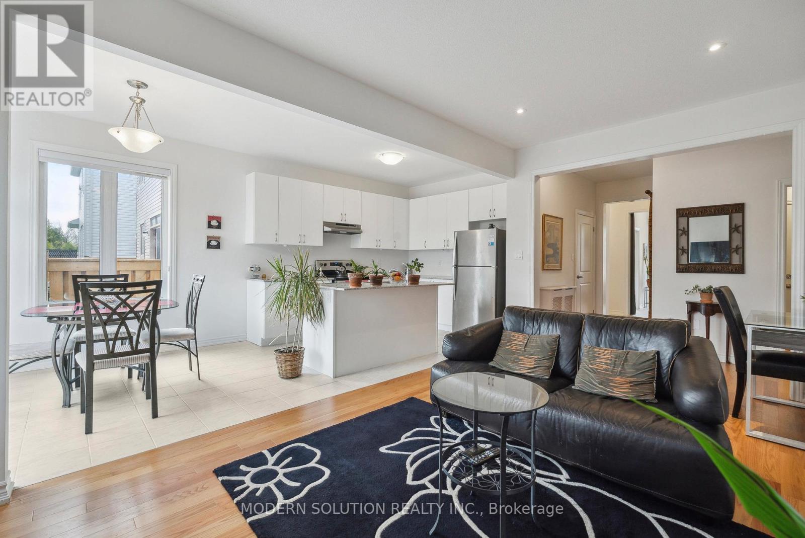 6 Hennessey Crescent, Kawartha Lakes (Lindsay), Ontario  K9V 0P1 - Photo 8 - X12143334
