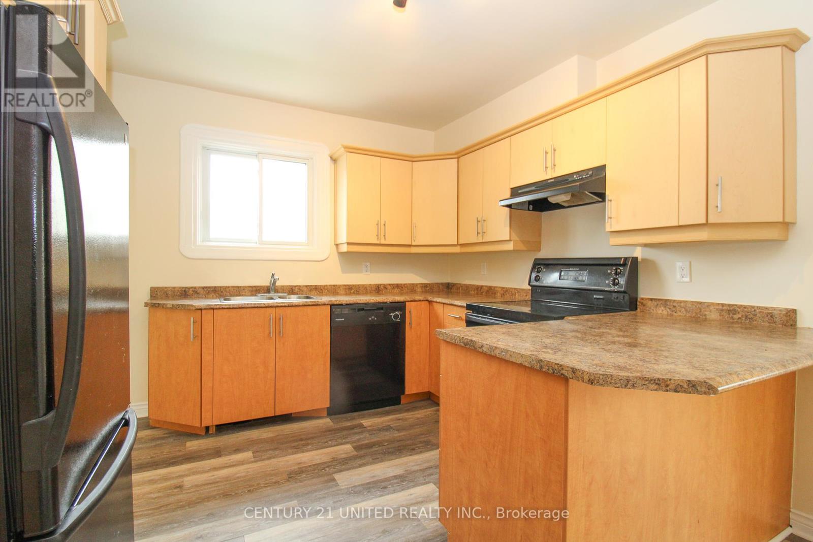 96 Montgomery Street, Peterborough South (West), Ontario  K9J 1W9 - Photo 11 - X12143830