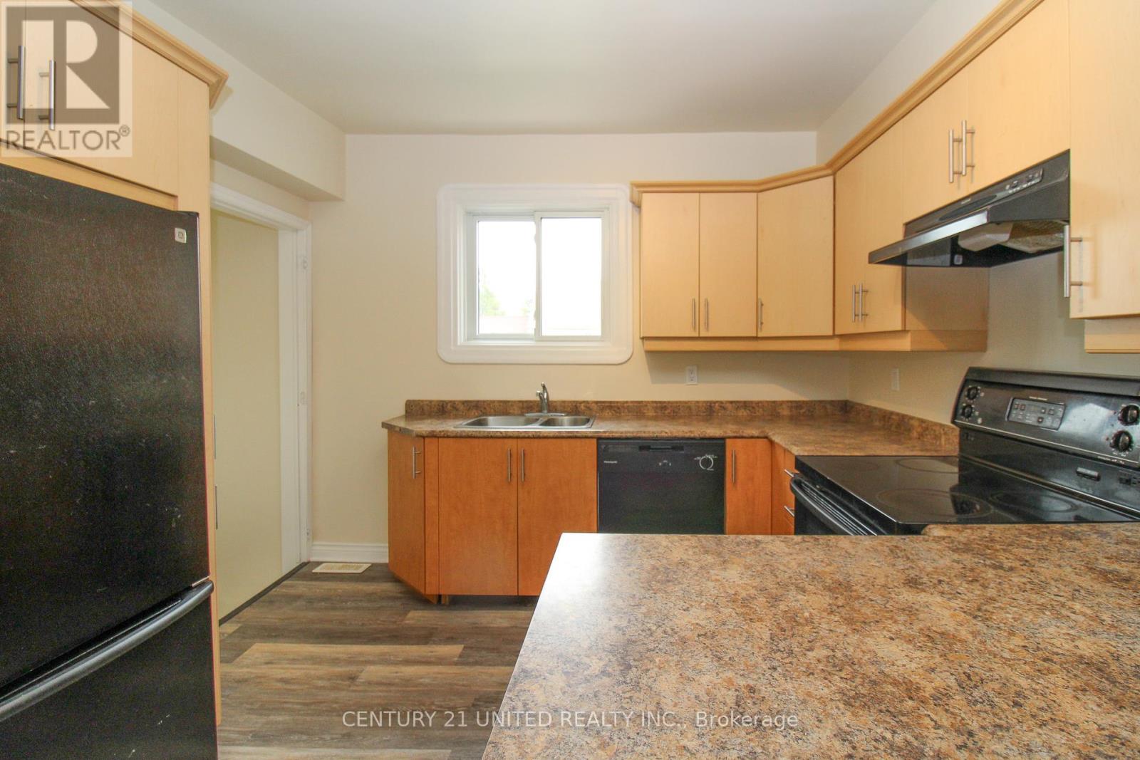 96 Montgomery Street, Peterborough South (West), Ontario  K9J 1W9 - Photo 12 - X12143830