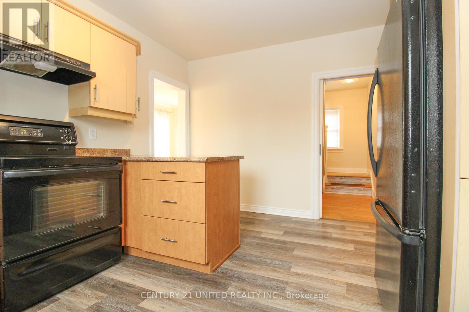 96 Montgomery Street, Peterborough South (West), Ontario  K9J 1W9 - Photo 13 - X12143830