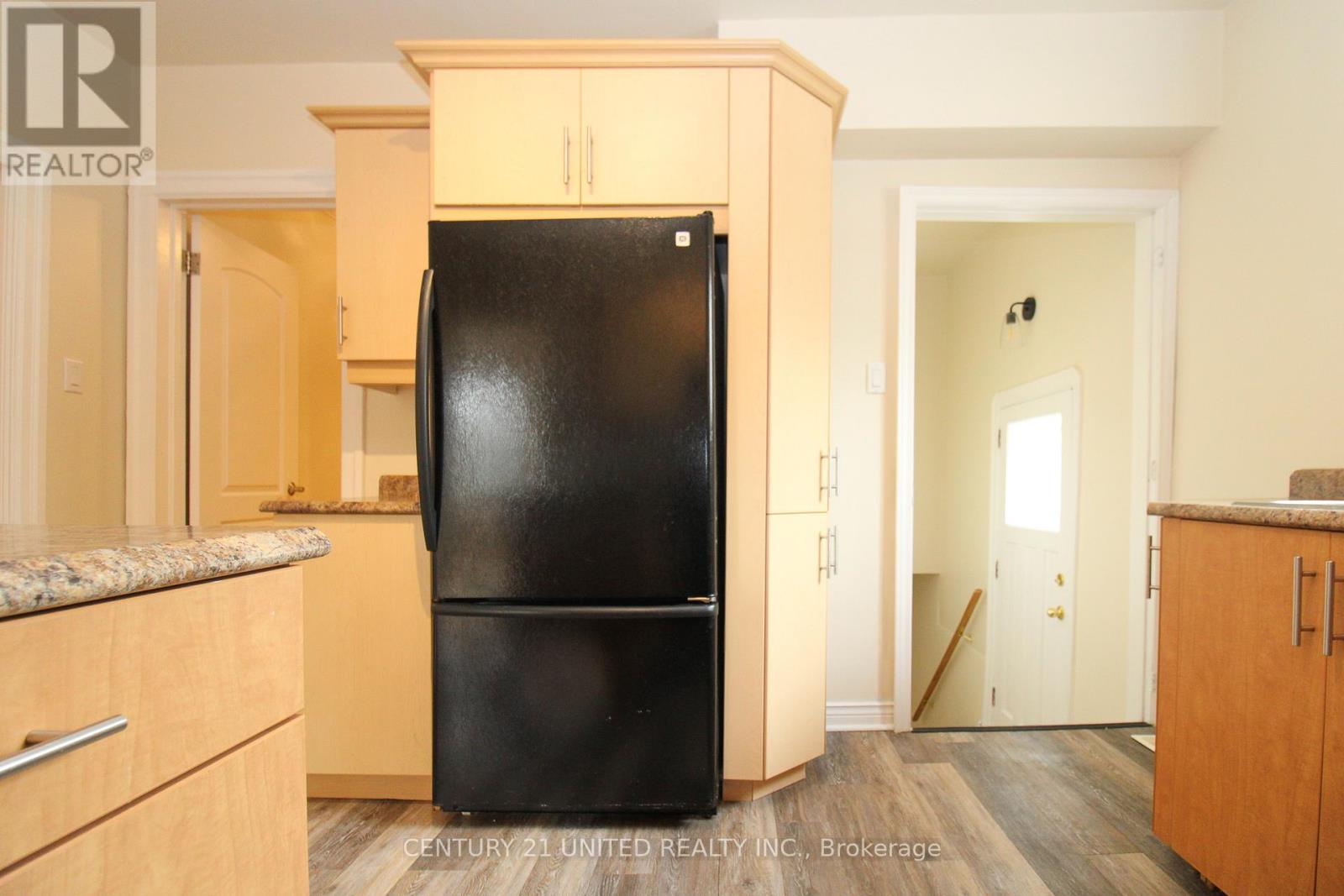 96 Montgomery Street, Peterborough South (West), Ontario  K9J 1W9 - Photo 14 - X12143830