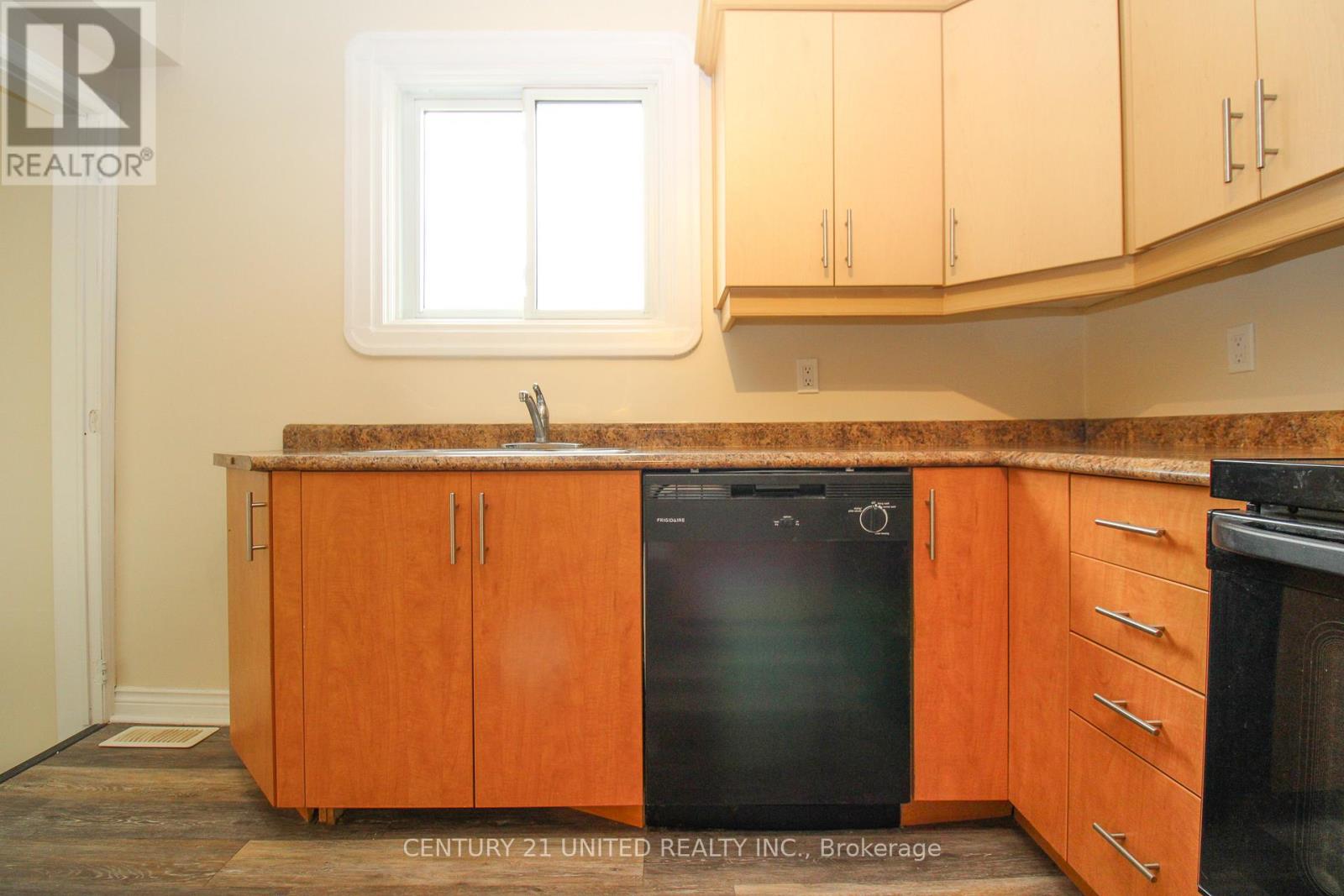 96 Montgomery Street, Peterborough South (West), Ontario  K9J 1W9 - Photo 15 - X12143830