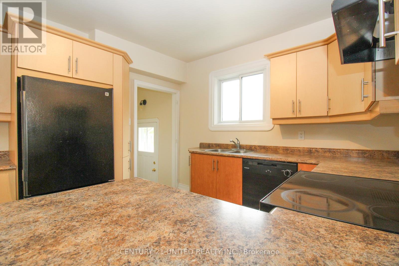 96 Montgomery Street, Peterborough South (West), Ontario  K9J 1W9 - Photo 16 - X12143830
