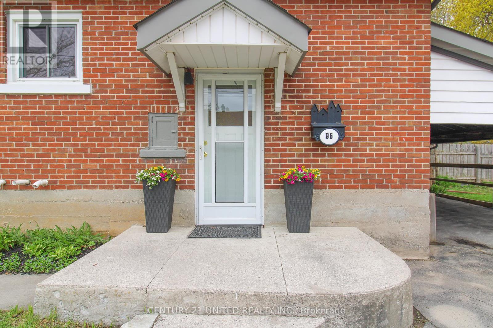 96 Montgomery Street, Peterborough South (West), Ontario  K9J 1W9 - Photo 5 - X12143830