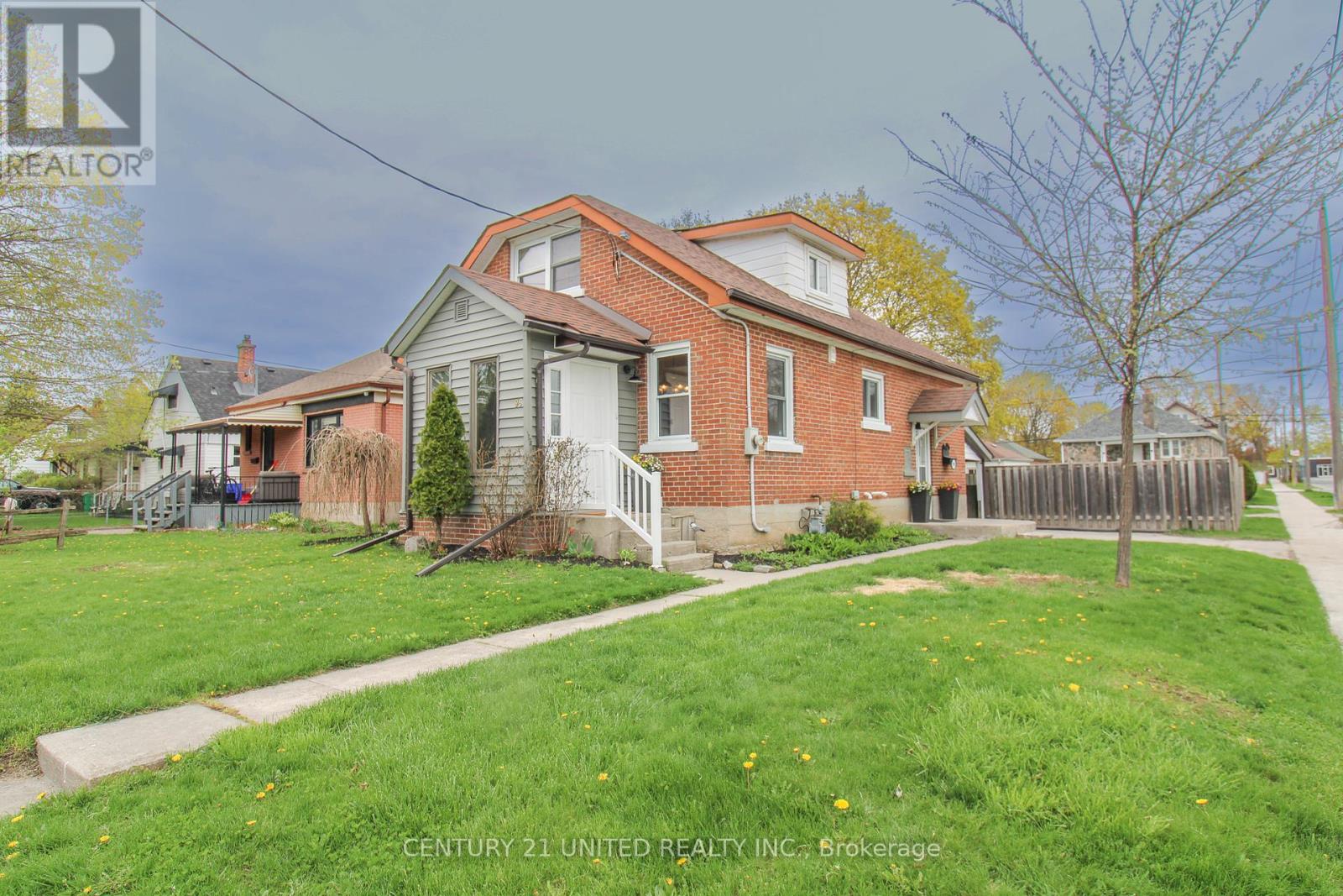 96 Montgomery Street, Peterborough South (West), Ontario  K9J 1W9 - Photo 6 - X12143830