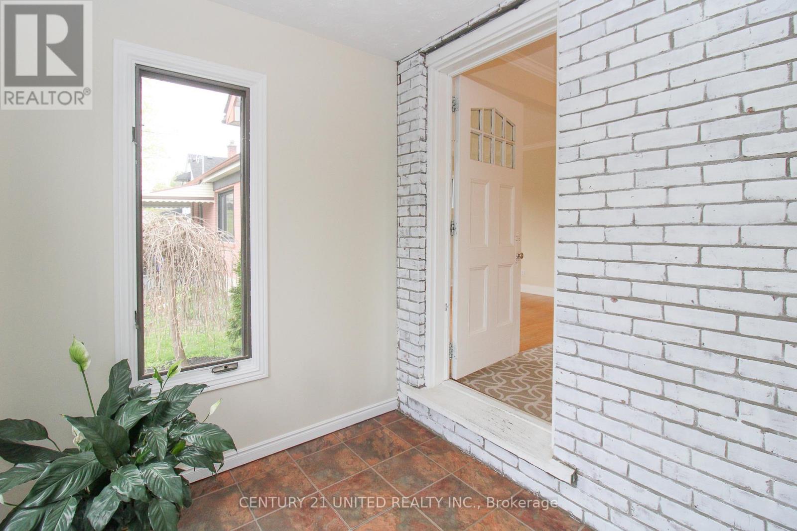 96 Montgomery Street, Peterborough South (West), Ontario  K9J 1W9 - Photo 8 - X12143830