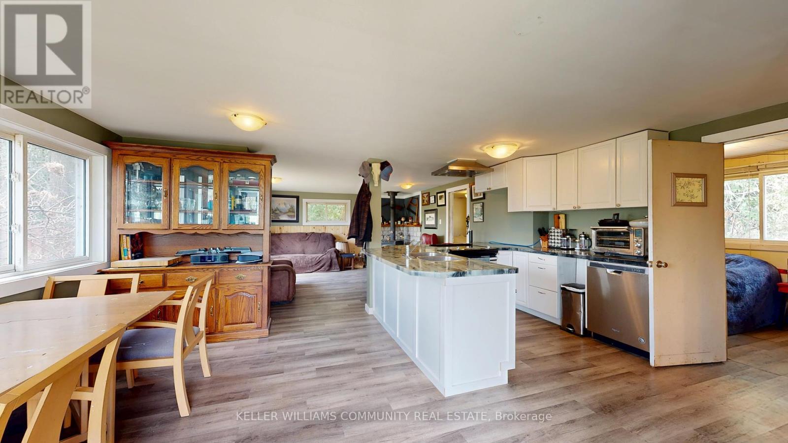 4 Columbus Street N, Kawartha Lakes (Ops), Ontario  K9V 0J9 - Photo 6 - X12143841