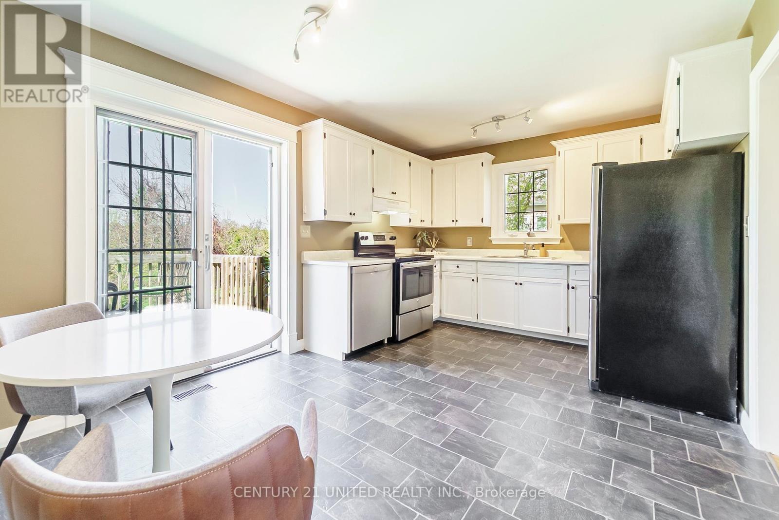 902 Valleyview Drive, Peterborough West (North), Ontario  K9J 6R1 - Photo 11 - X12143895