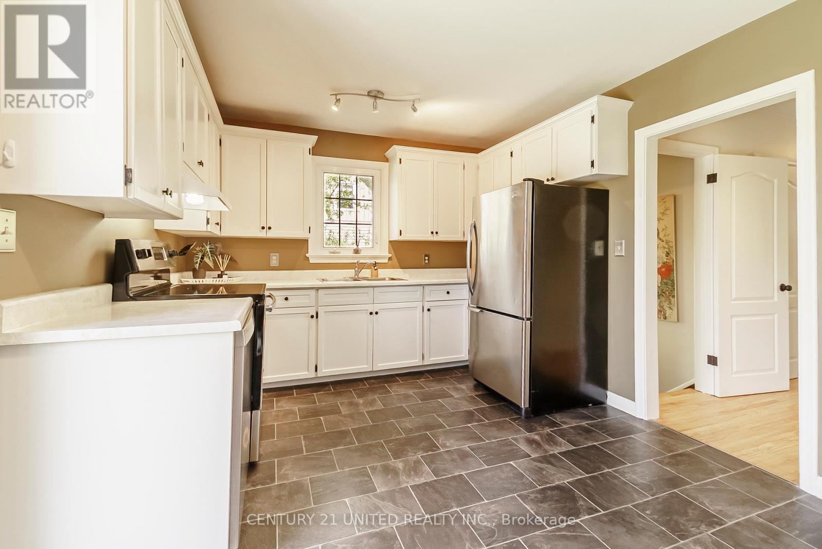 902 Valleyview Drive, Peterborough West (North), Ontario  K9J 6R1 - Photo 13 - X12143895