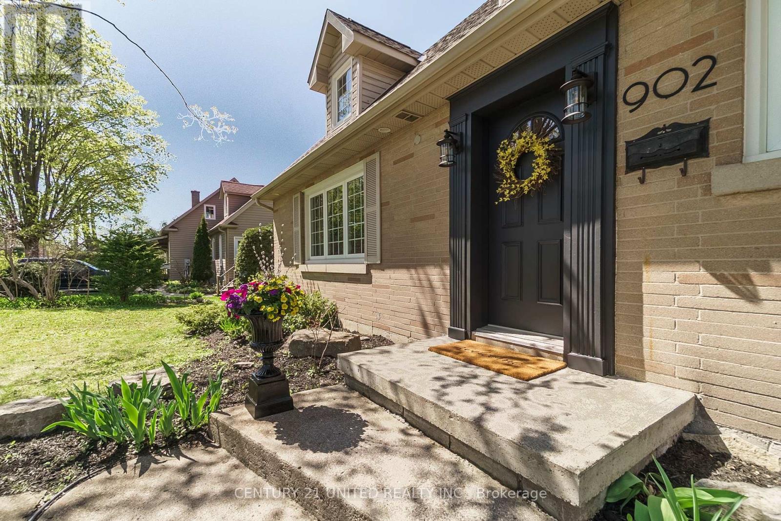 902 Valleyview Drive, Peterborough West (North), Ontario  K9J 6R1 - Photo 3 - X12143895