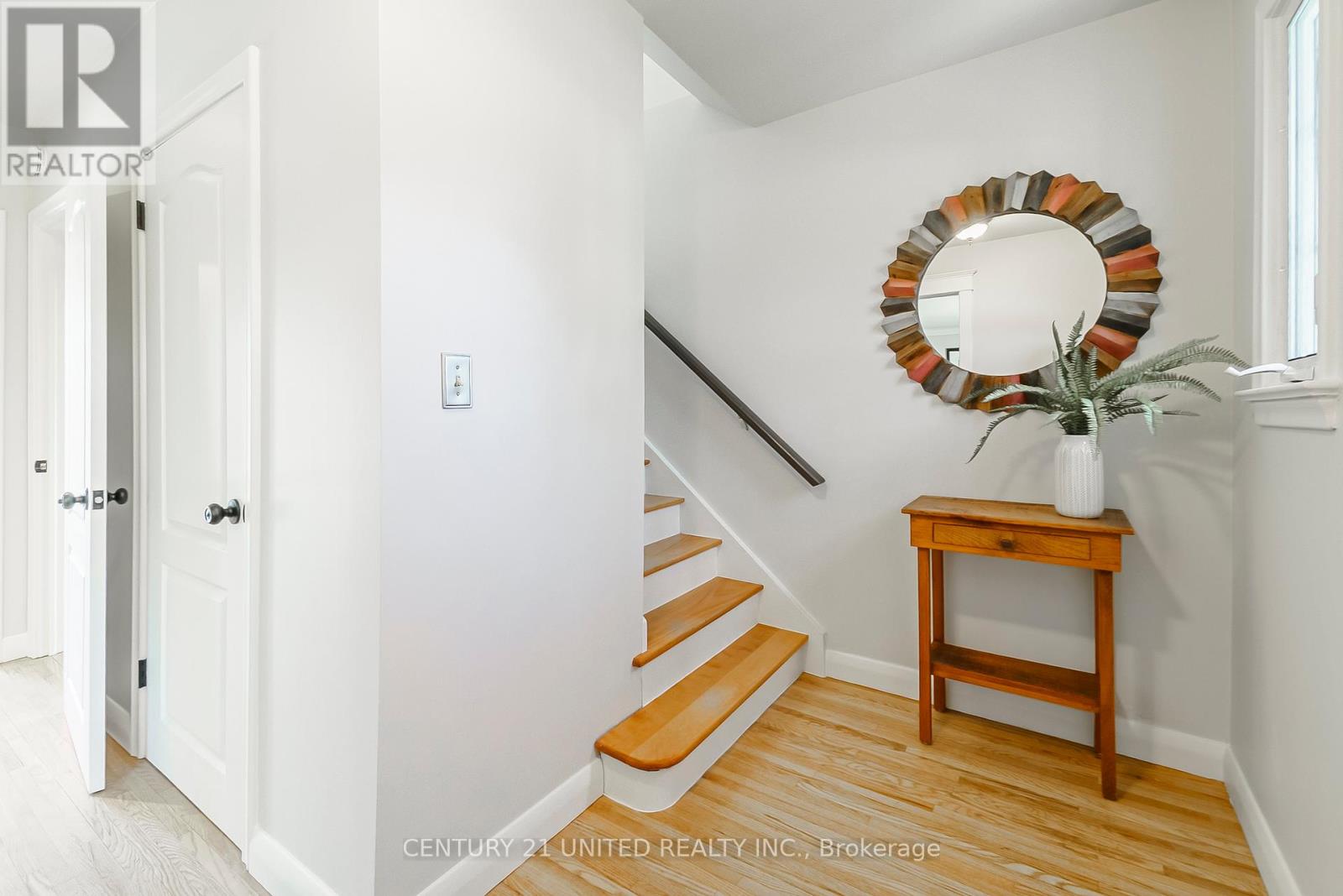 902 Valleyview Drive, Peterborough West (North), Ontario  K9J 6R1 - Photo 4 - X12143895