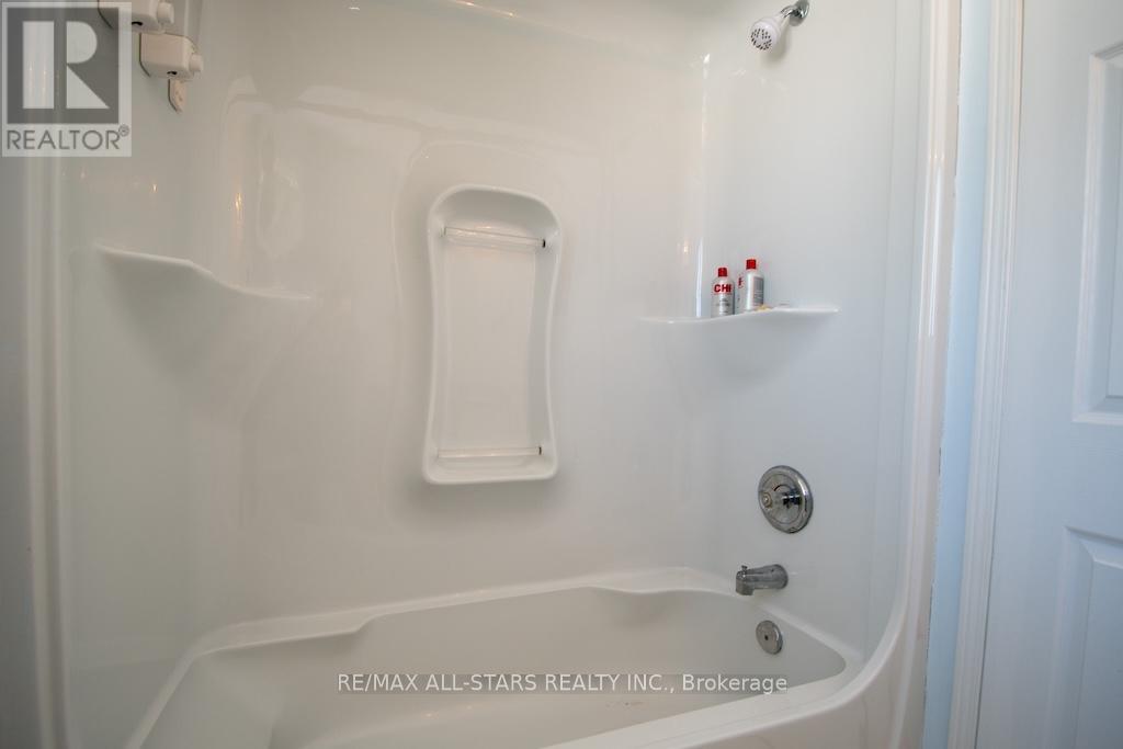 10 O'connell Court, Kawartha Lakes (Lindsay), Ontario  K9V 5Y1 - Photo 18 - X12144493