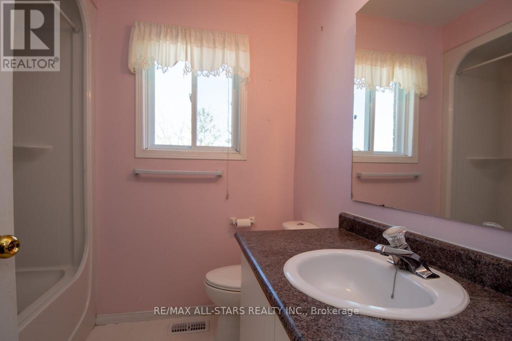 10 O'connell Court, Kawartha Lakes (Lindsay), Ontario  K9V 5Y1 - Photo 23 - X12144493