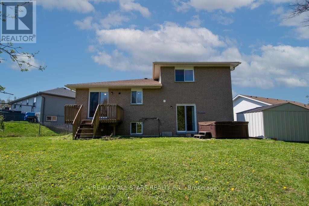 10 O'connell Court, Kawartha Lakes (Lindsay), Ontario  K9V 5Y1 - Photo 37 - X12144493