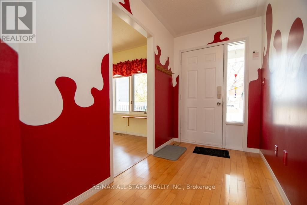 10 O'connell Court, Kawartha Lakes (Lindsay), Ontario  K9V 5Y1 - Photo 5 - X12144493