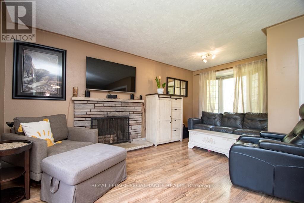 1060 Glendale Drive, Peterborough North (Central), Ontario  K9H 6M4 - Photo 4 - X12144894