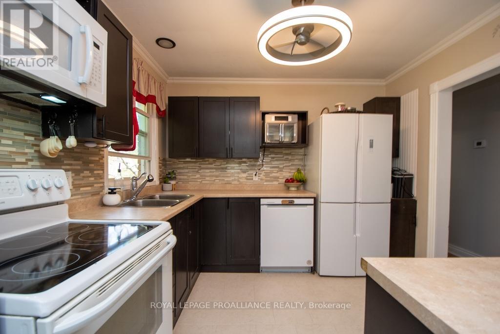 1060 Glendale Drive, Peterborough North (Central), Ontario  K9H 6M4 - Photo 6 - X12144894