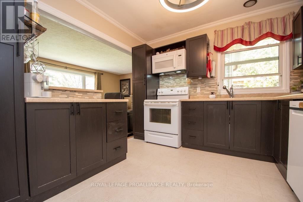 1060 Glendale Drive, Peterborough North (Central), Ontario  K9H 6M4 - Photo 8 - X12144894