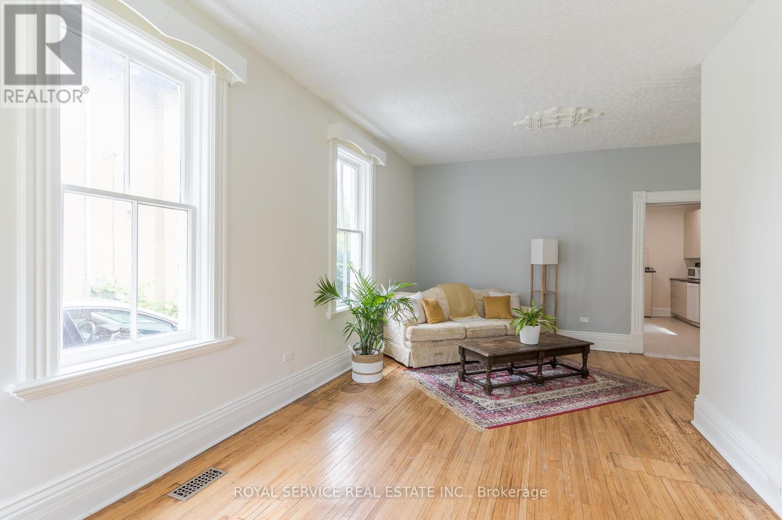 581 Sherbrooke Street, Peterborough Central (South), Ontario  K9J 2P4 - Photo 13 - X12145382