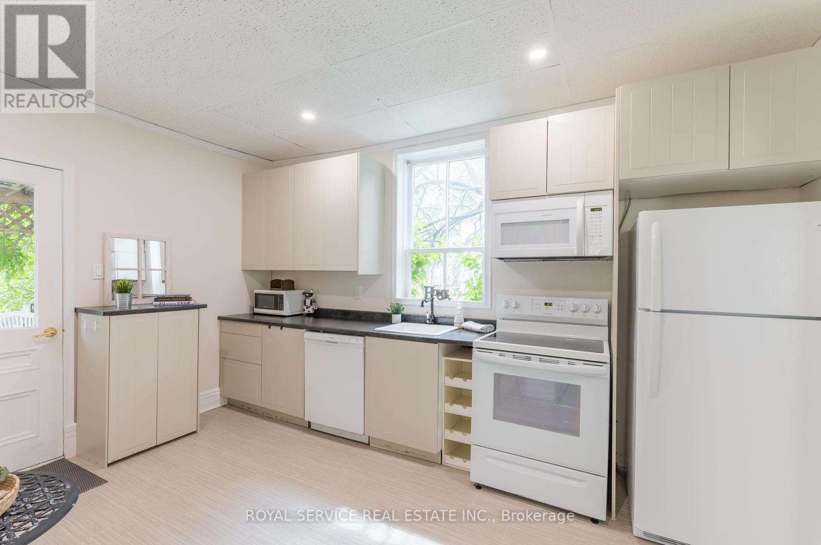 581 Sherbrooke Street, Peterborough Central (South), Ontario  K9J 2P4 - Photo 19 - X12145382