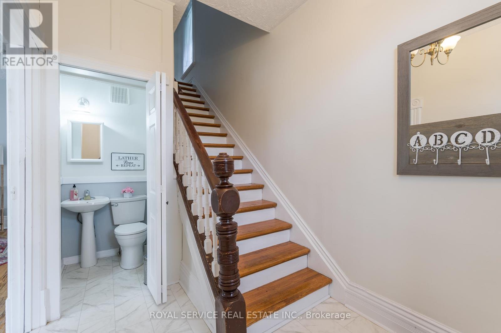 581 Sherbrooke Street, Peterborough Central (South), Ontario  K9J 2P4 - Photo 22 - X12145382