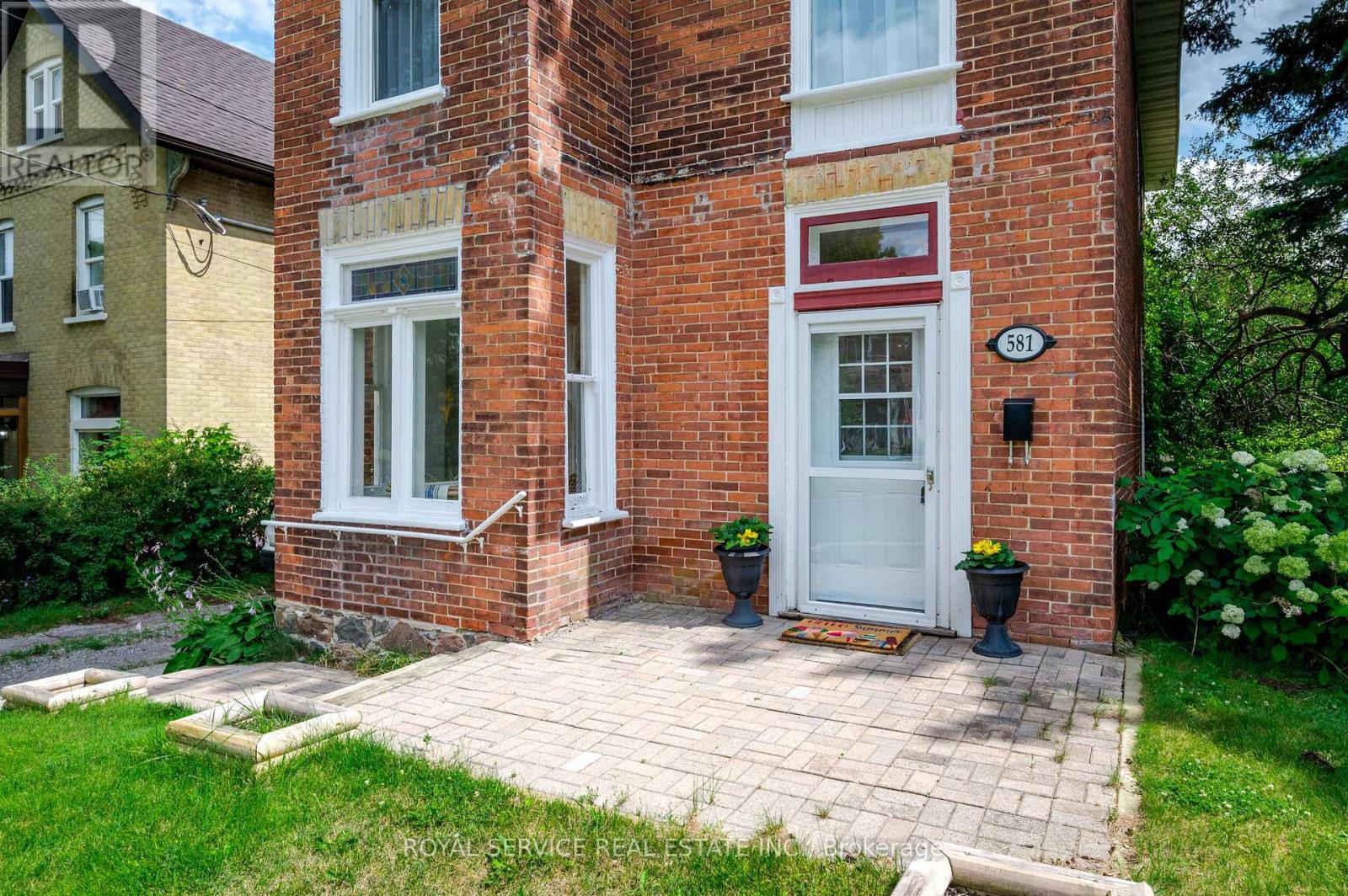 581 Sherbrooke Street, Peterborough Central (South), Ontario  K9J 2P4 - Photo 4 - X12145382