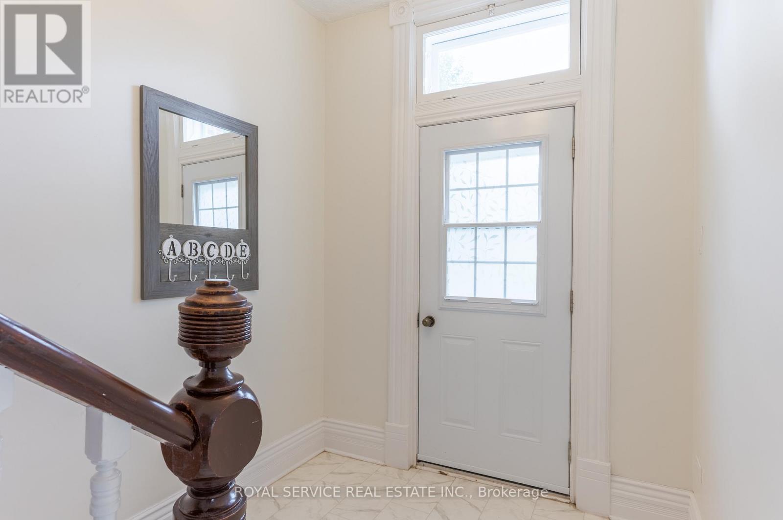 581 Sherbrooke Street, Peterborough Central (South), Ontario  K9J 2P4 - Photo 5 - X12145382