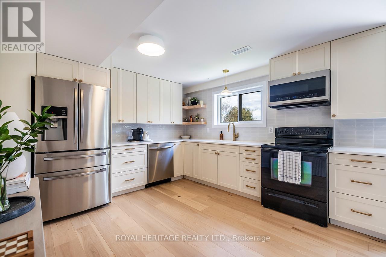 54 Champlain Boulevard, Kawartha Lakes (Lindsay), Ontario  K9V 4R1 - Photo 11 - X12145552