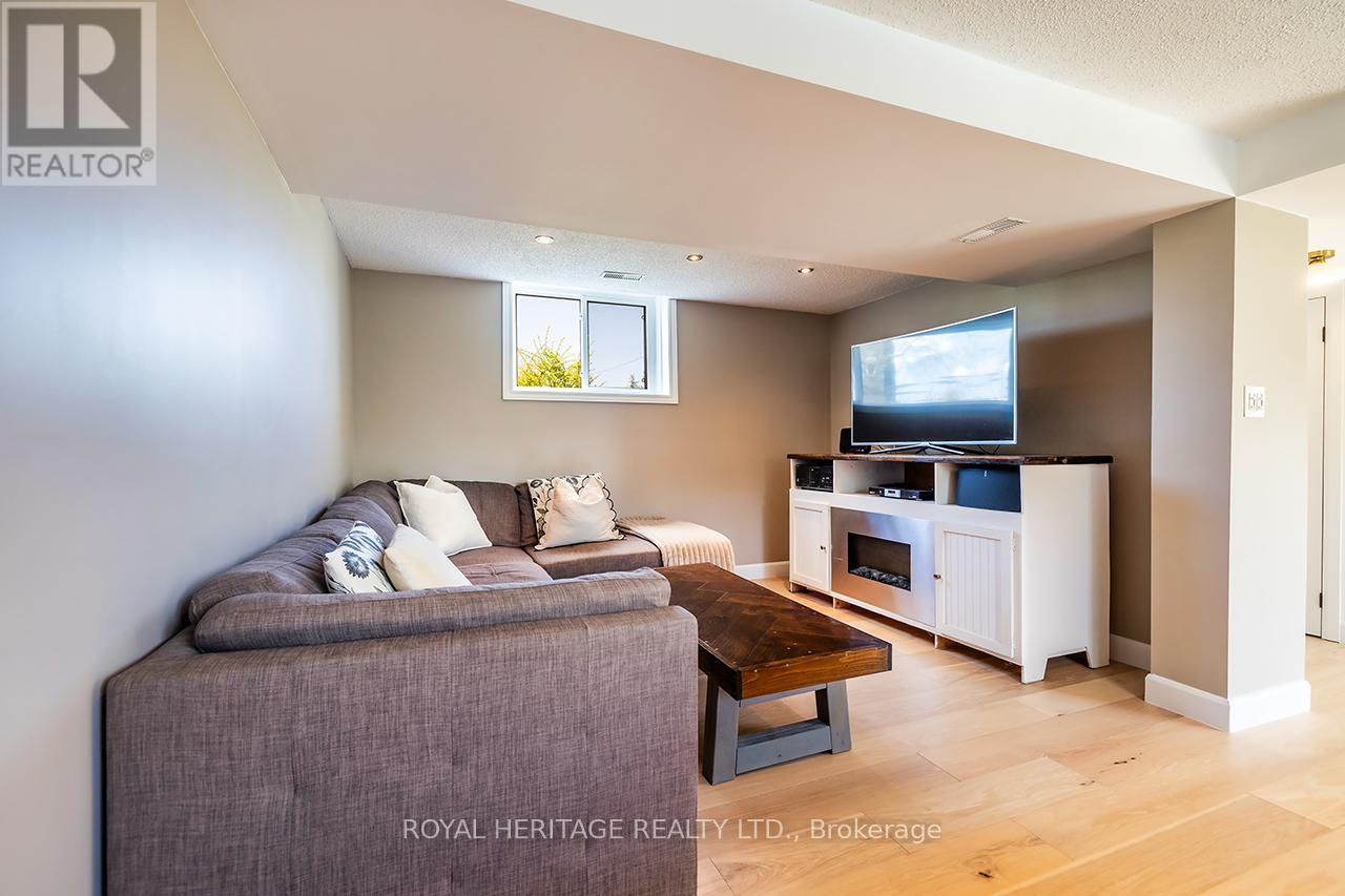 54 Champlain Boulevard, Kawartha Lakes (Lindsay), Ontario  K9V 4R1 - Photo 15 - X12145552