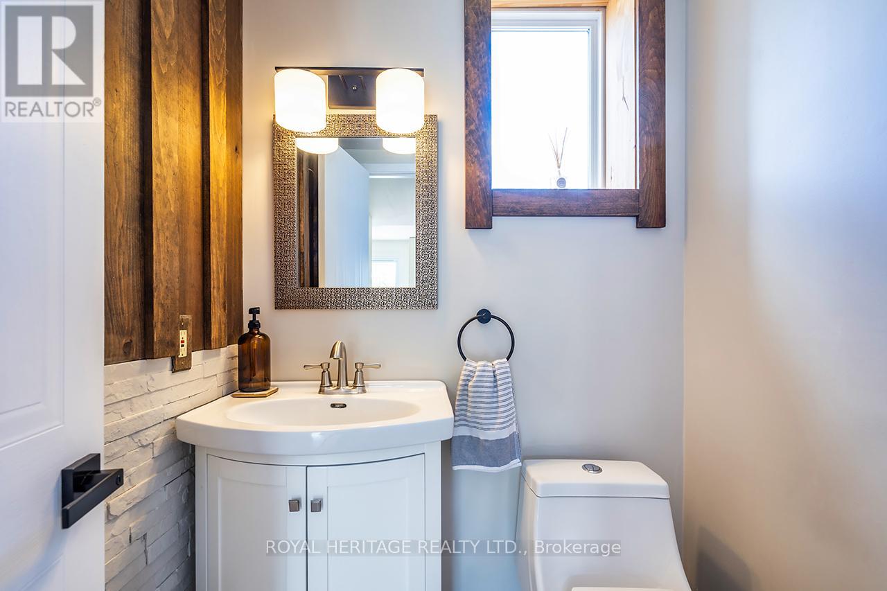 54 Champlain Boulevard, Kawartha Lakes (Lindsay), Ontario  K9V 4R1 - Photo 17 - X12145552