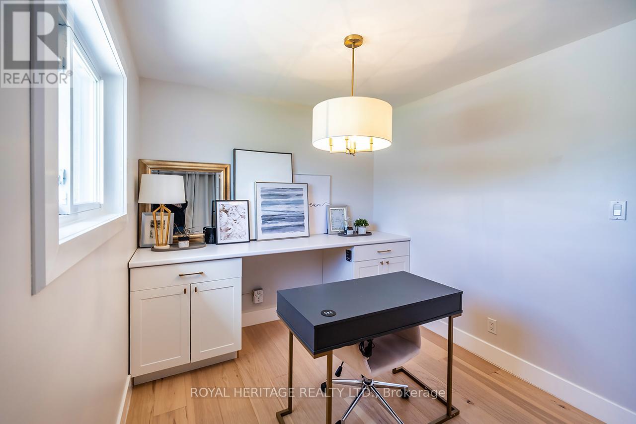 54 Champlain Boulevard, Kawartha Lakes (Lindsay), Ontario  K9V 4R1 - Photo 22 - X12145552