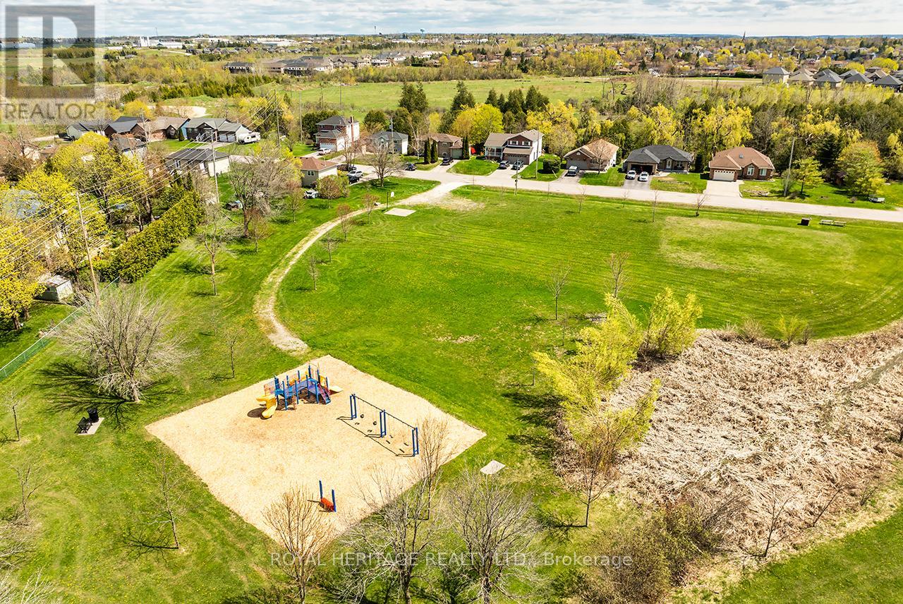 54 Champlain Boulevard, Kawartha Lakes (Lindsay), Ontario  K9V 4R1 - Photo 5 - X12145552