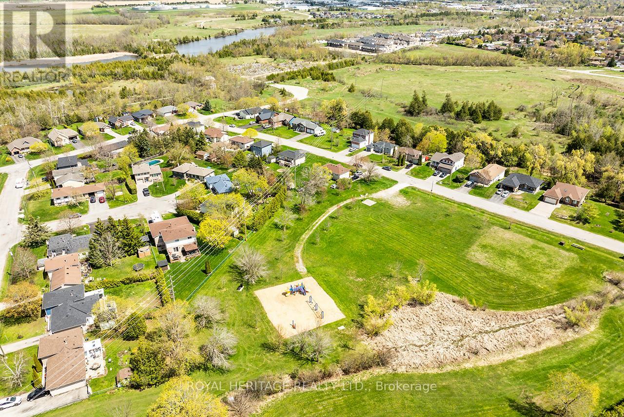 54 Champlain Boulevard, Kawartha Lakes (Lindsay), Ontario  K9V 4R1 - Photo 6 - X12145552