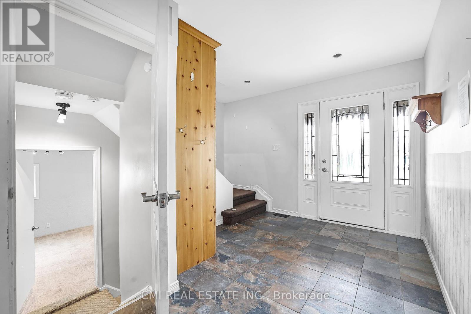 96 Elgin Street, Kawartha Lakes (Lindsay), Ontario  K9V 3W7 - Photo 6 - X12146374