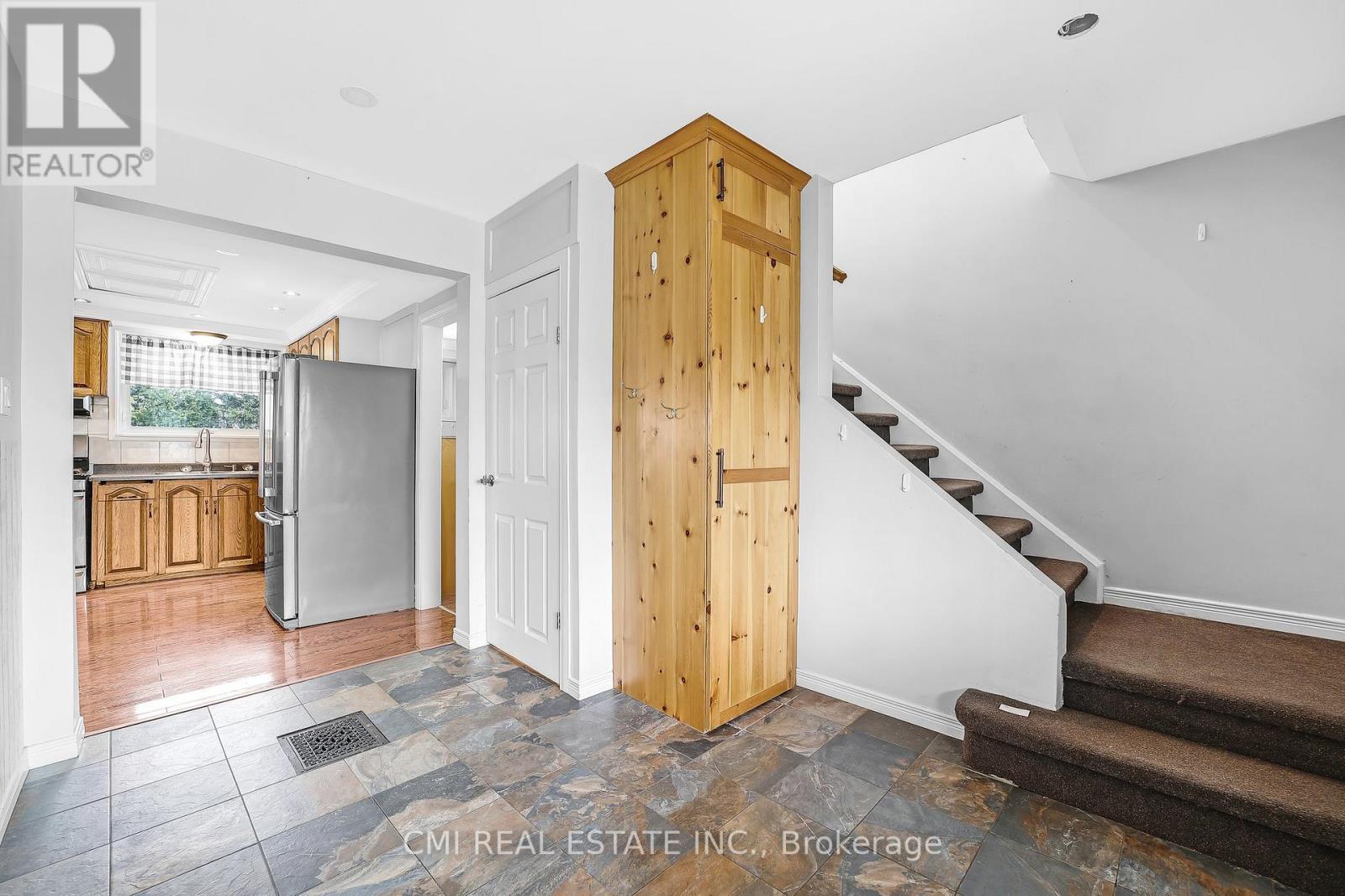 96 Elgin Street, Kawartha Lakes (Lindsay), Ontario  K9V 3W7 - Photo 7 - X12146374