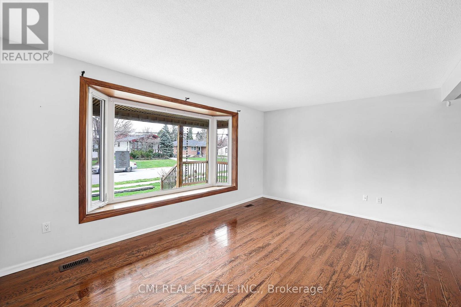 96 Elgin Street, Kawartha Lakes (Lindsay), Ontario  K9V 3W7 - Photo 8 - X12146374