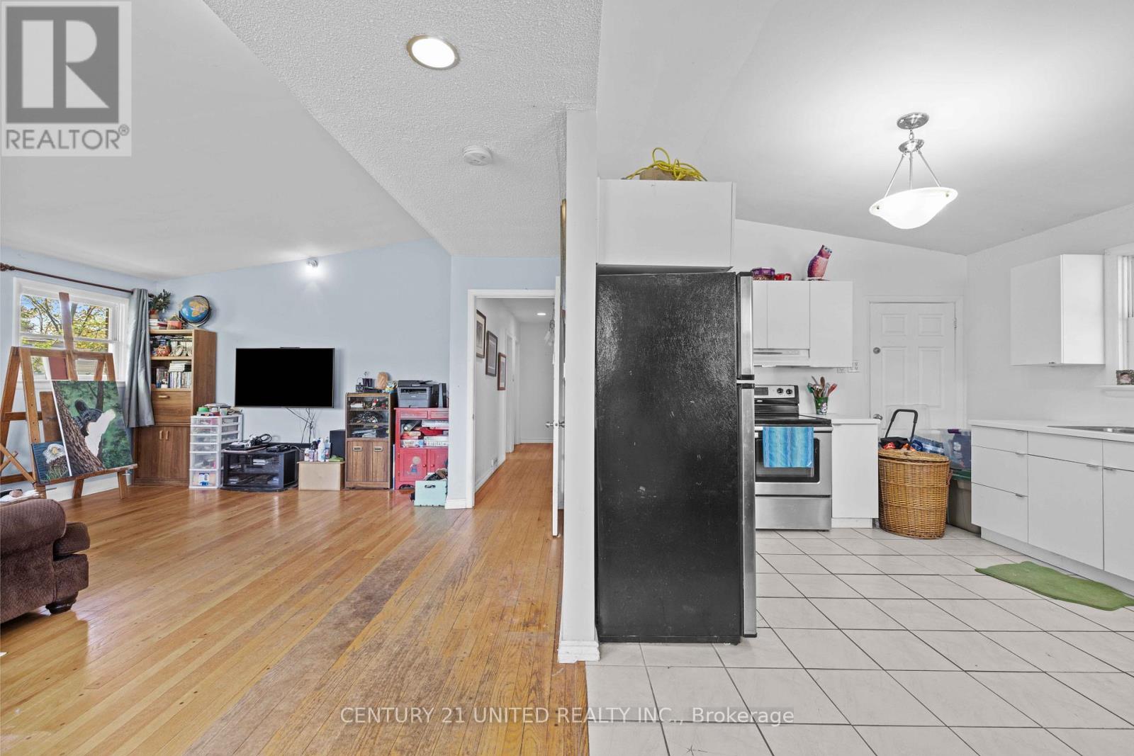 762 Weller Street, Peterborough Central (Old West End), Ontario  K9J 4X5 - Photo 6 - X12147044