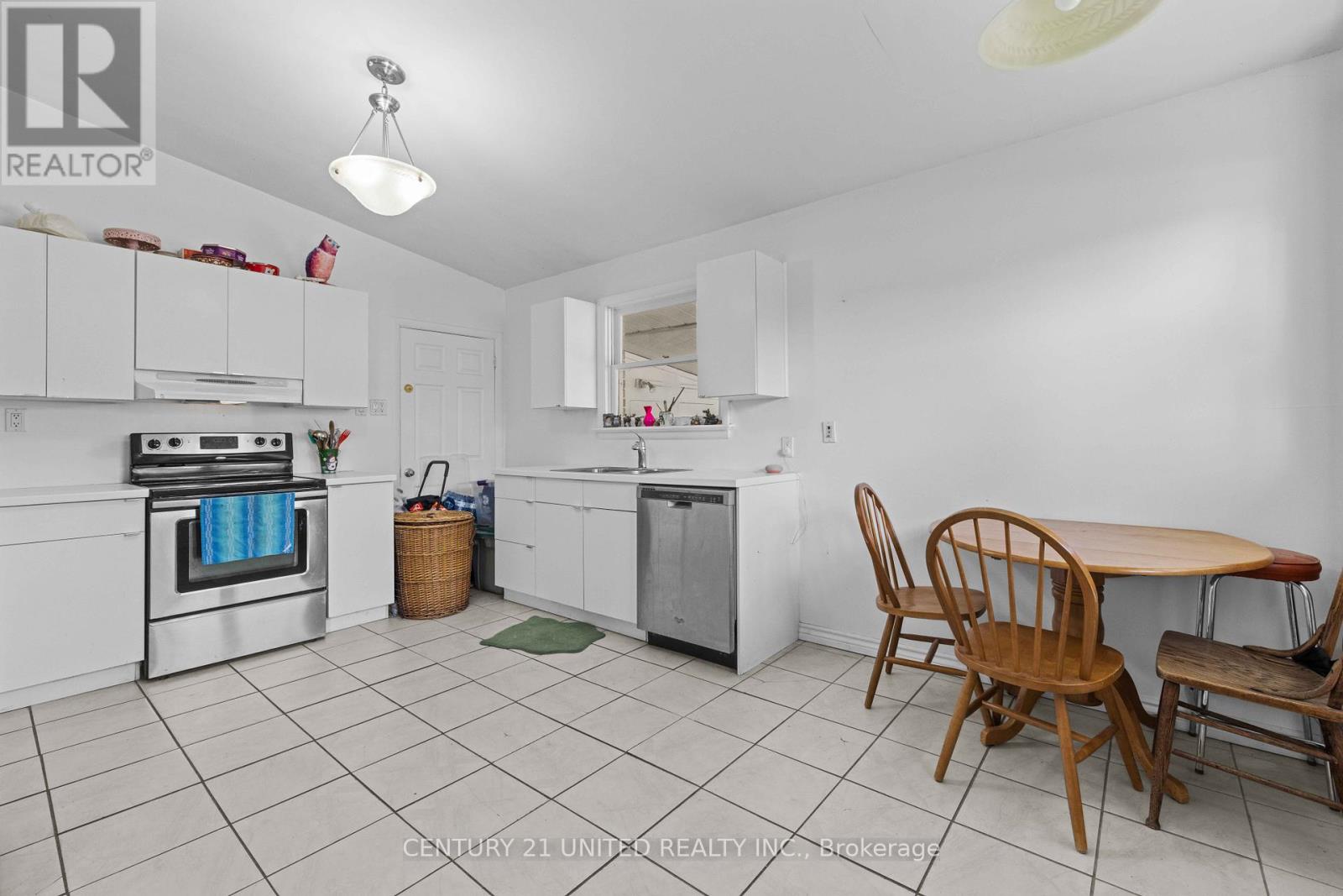 762 Weller Street, Peterborough Central (Old West End), Ontario  K9J 4X5 - Photo 8 - X12147044