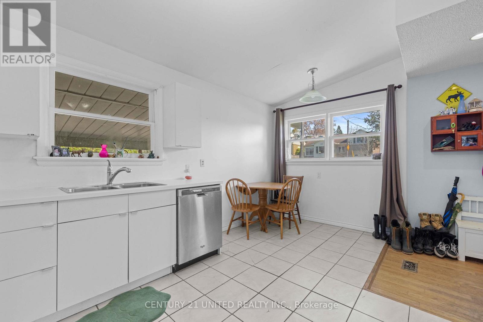 762 Weller Street, Peterborough Central (Old West End), Ontario  K9J 4X5 - Photo 9 - X12147044